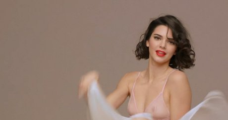 Kendall Jenner sex star img