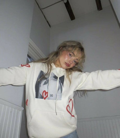 Sabrina Carpenter hot pornstar photos