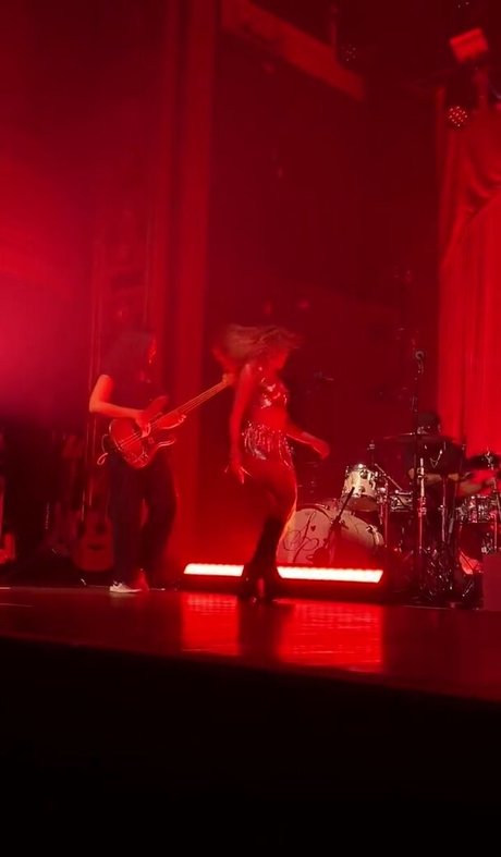 Sabrina Carpenter top profile image