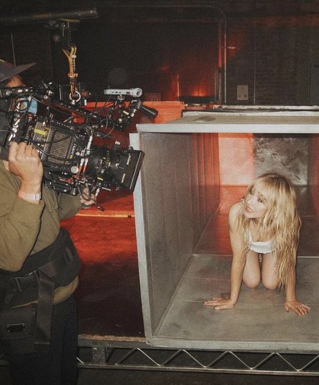 Sabrina Carpenter high quality star pic