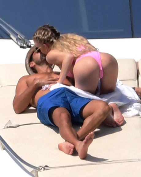 strip nude onlyfans adult picture