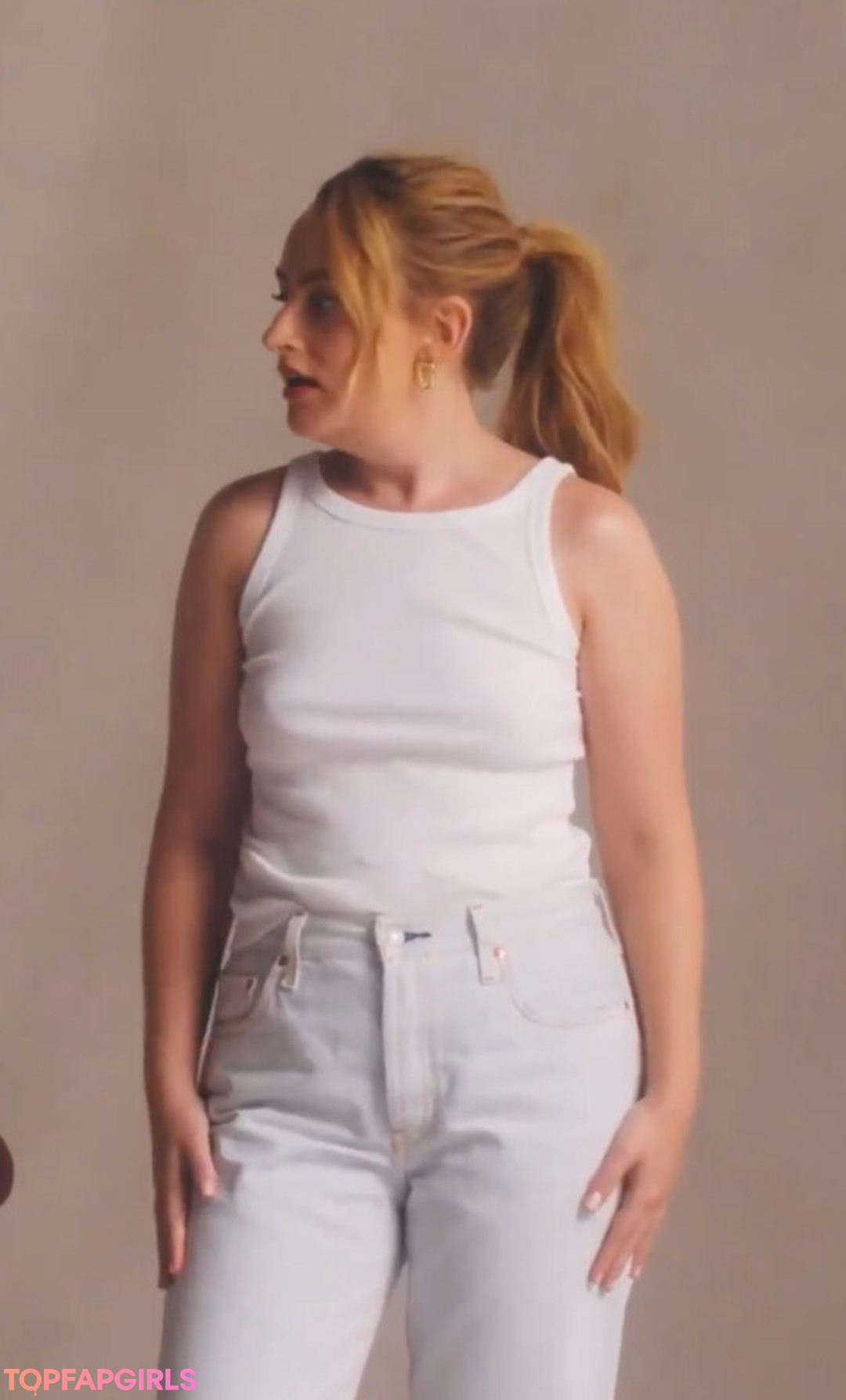 Amelia Dimoldenberg free actress photo