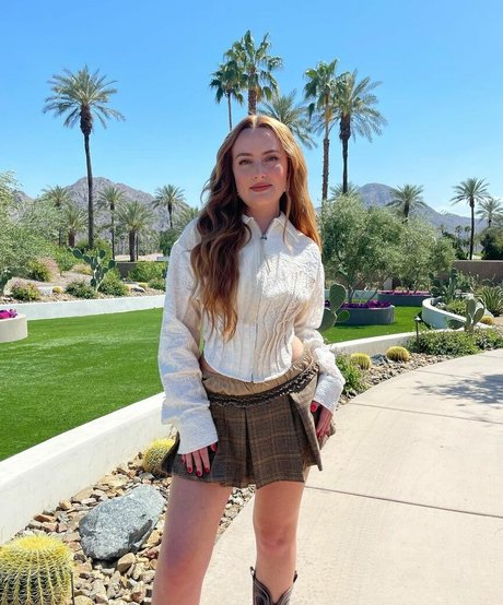 Amelia Dimoldenberg pornstar nude gallery