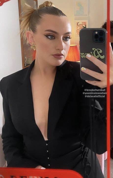 Amelia Dimoldenberg free actress picture