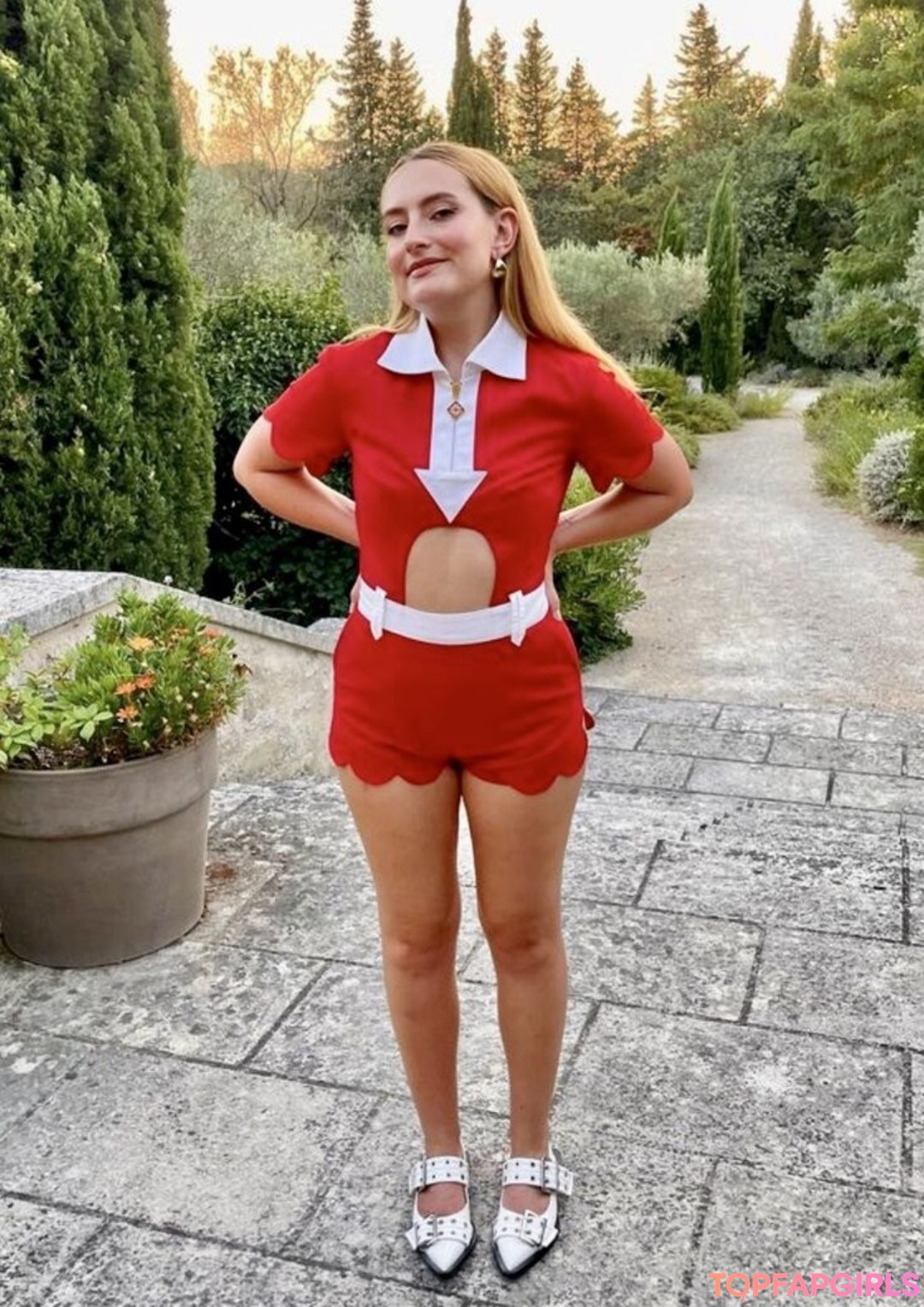 Amelia Dimoldenberg nude model pictures