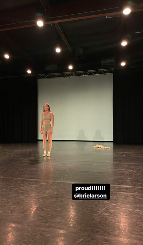 Brie Larson model sexy img