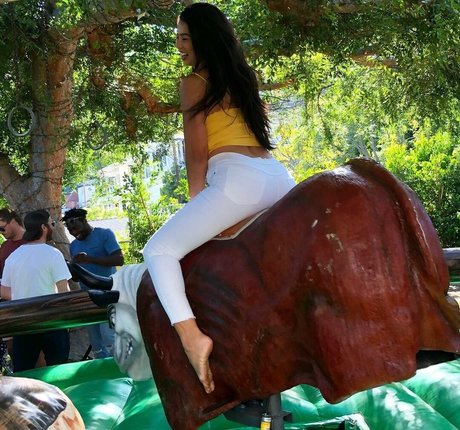 CarolineKwan naked model image