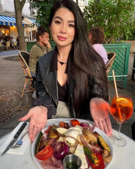 CarolineKwan exclusive pornstar picture