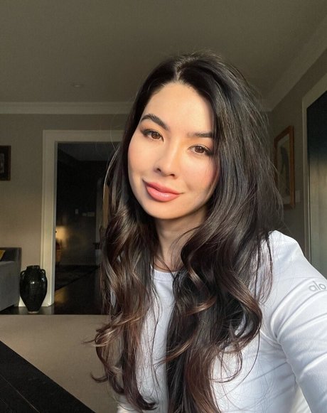 CarolineKwan pretty model photo