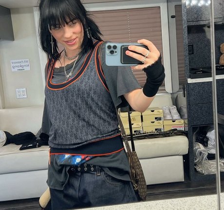 Billie Eilish pornographic star pics
