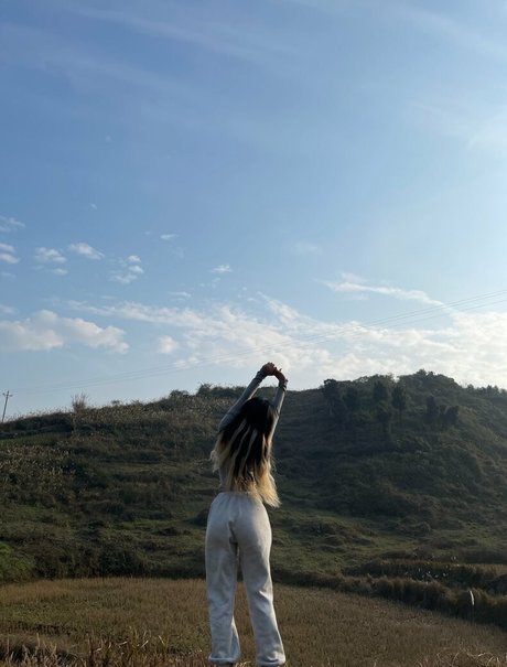 skinny blonde onlyfans adult images