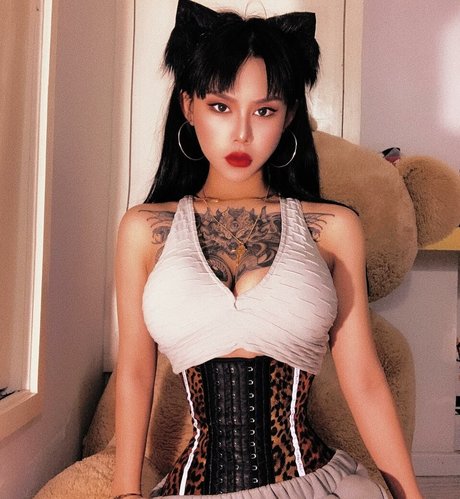 Deer white top profile image