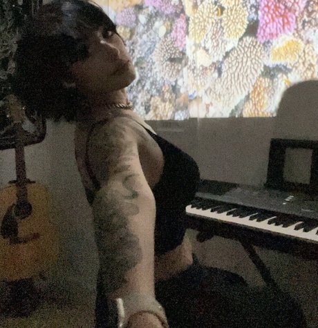 Redroomromance profile image