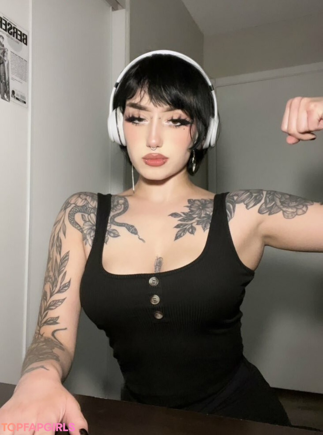 Redroomromance xxx pornstar picture