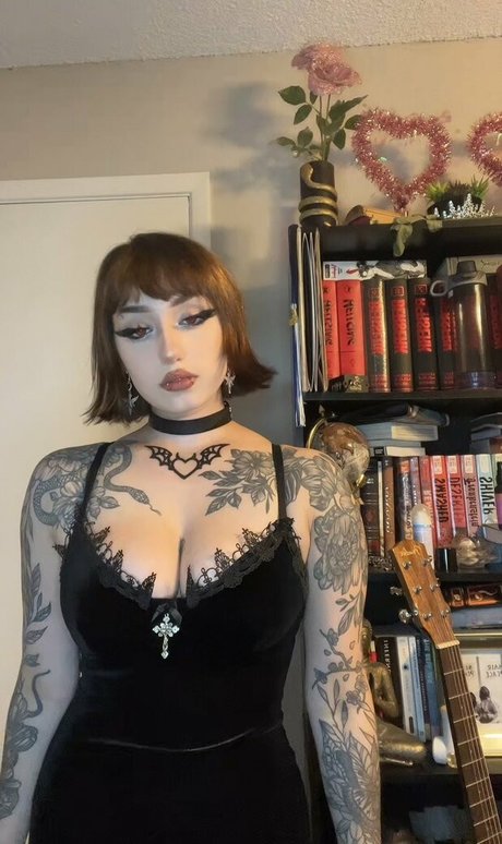 Redroomromance pornstar sexy pic