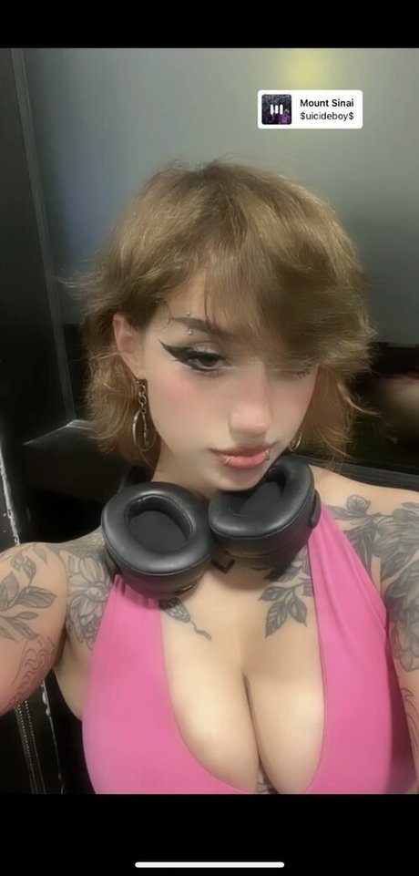 Redroomromance model nice pictures