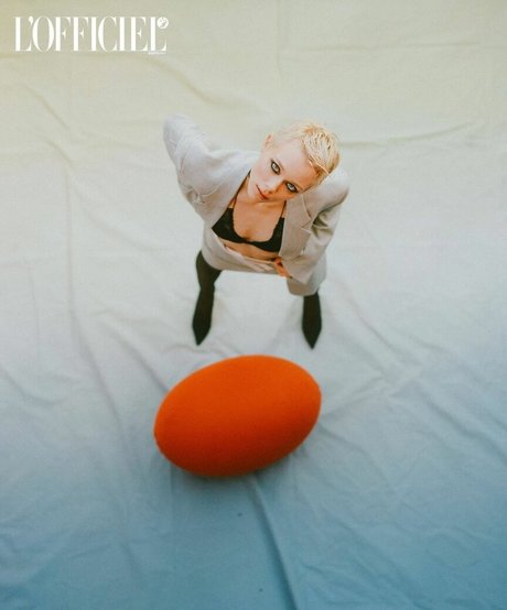 Ivanna Sakhno hd star pic