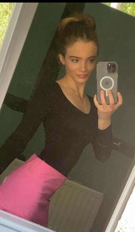 Freya Allan star top pics