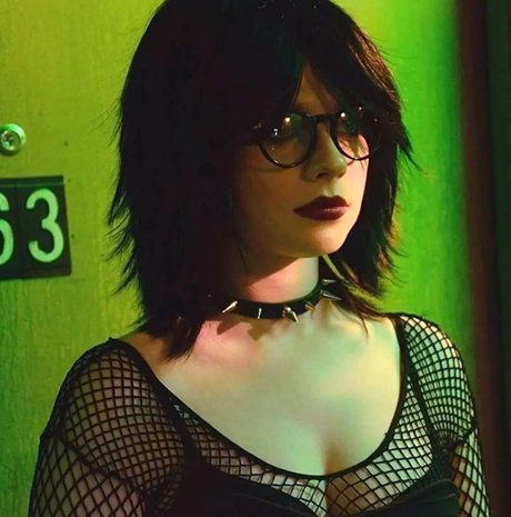 Michelle Trachtenberg pretty actress archive