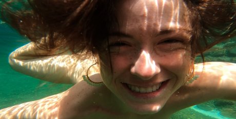 Naomi Wildman sexy pornstar img