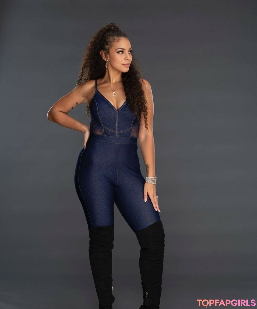 Samantha Irvin hot star picture