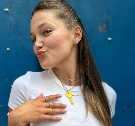 Olivia Holt pornstar exclusive pic