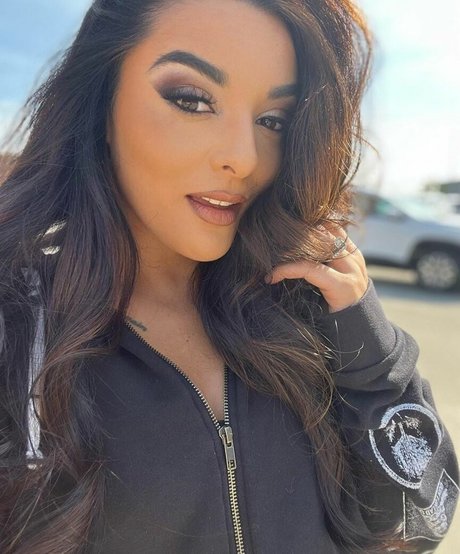 Deonna Purrazzo nude model img