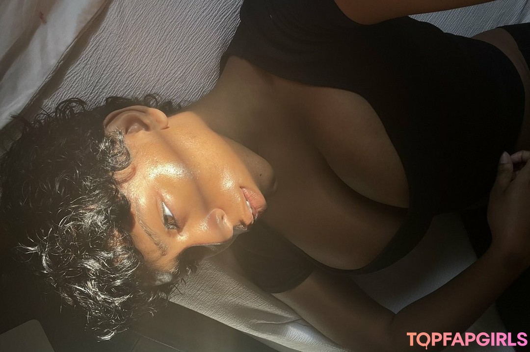 Philllybabyy model naked pictures