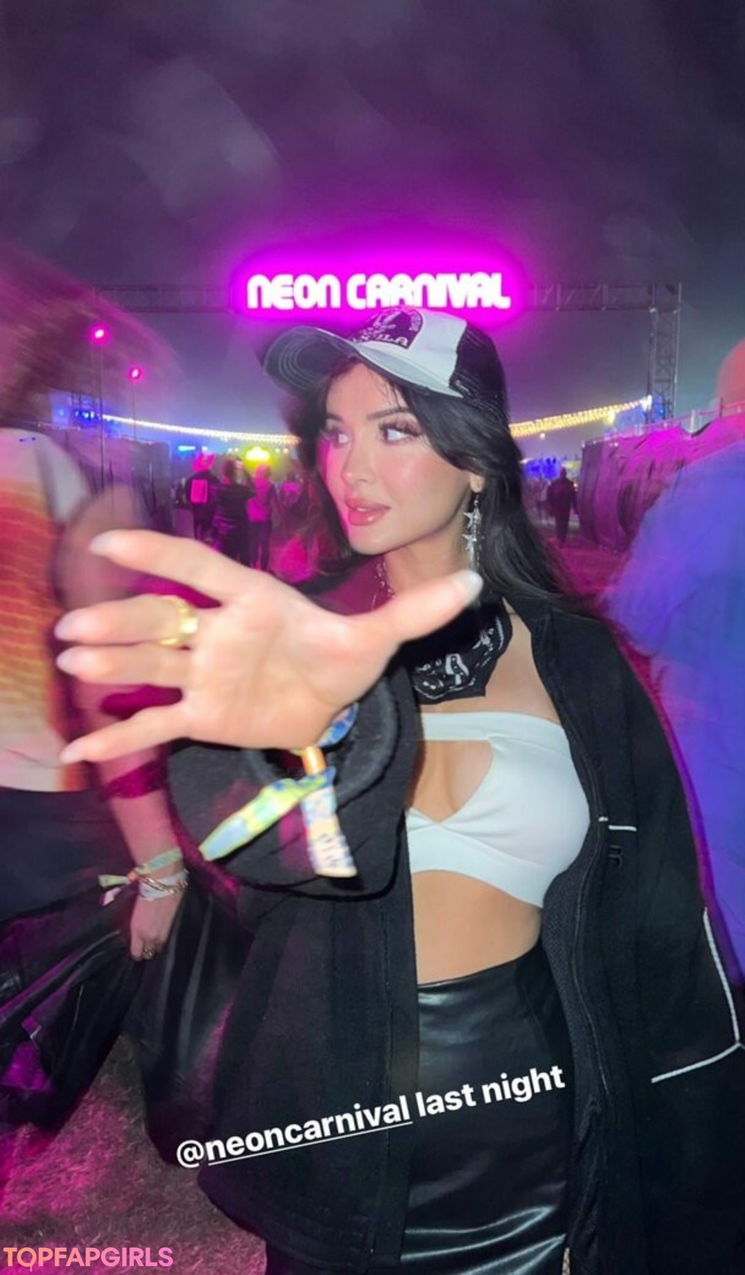 flat chested onlyfans nude picture