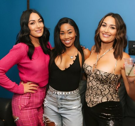 curvy lesbian onlyfans sex images