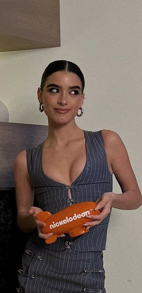 Dixie D Amelio art model pictures