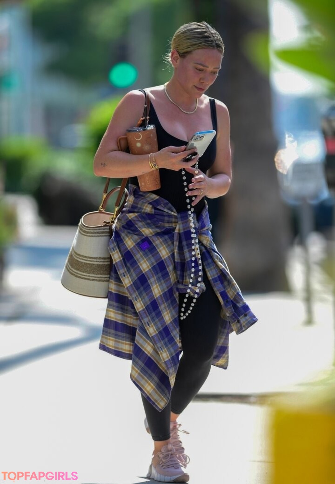 Hilary Duff star art gallery
