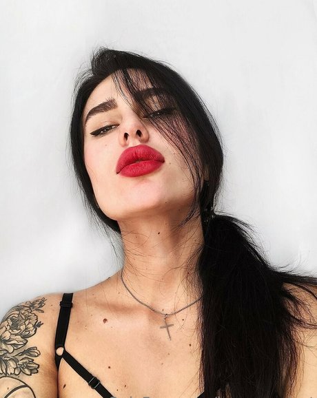 karma privat erotic model photo