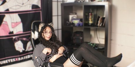 itwhiskarafterdark model top photo