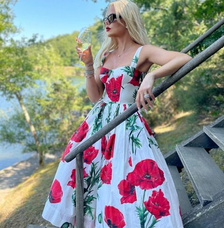 Khloe Kardashian beautiful pornstar photo