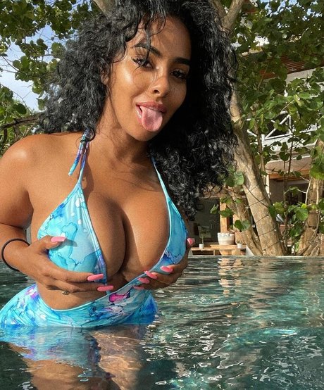 Ayisha Diaz pornstar pretty picture