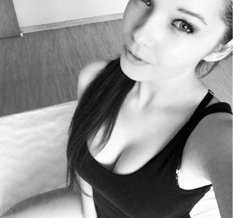 Divine Ramona model nude pic