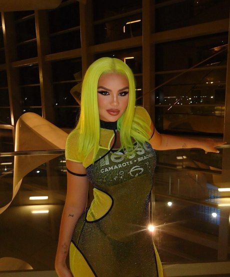 Vivi Wanderley exclusive star img