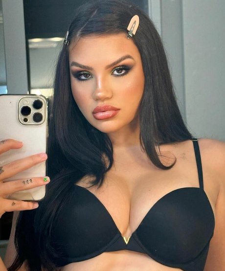 Vivi Wanderley nice model pic