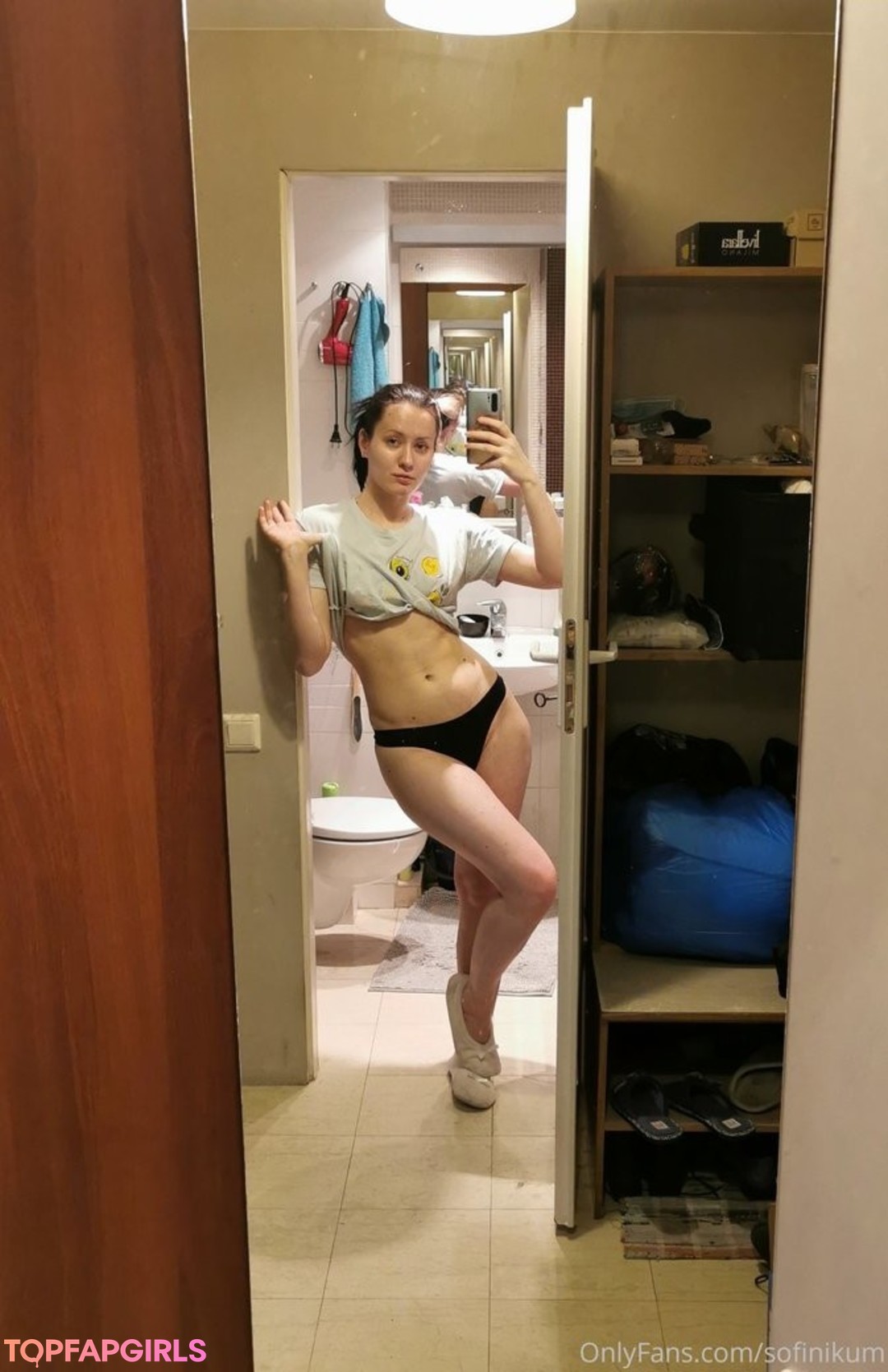 flat chested onlyfans naked pics