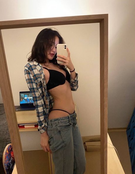 mary efed high quality model pic