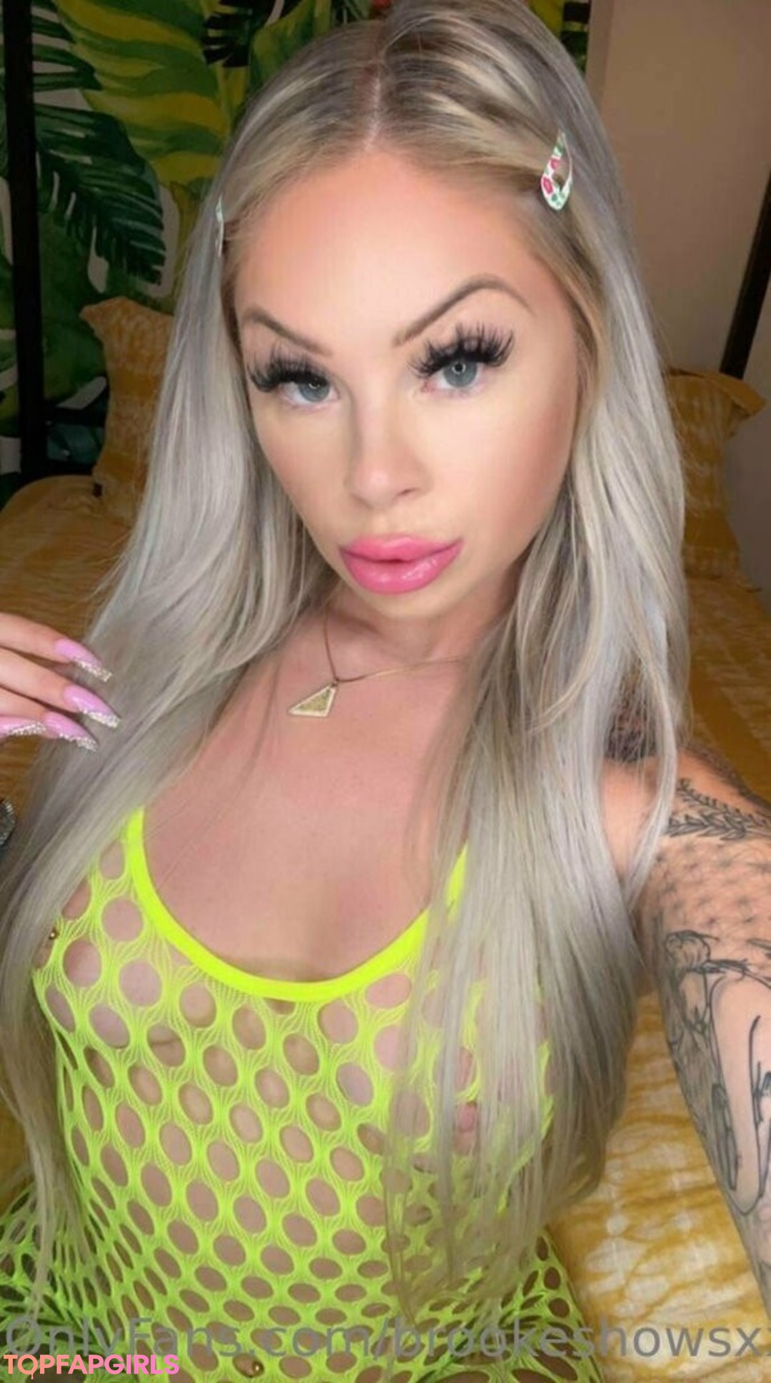 curvy muscle onlyfans hot naked image