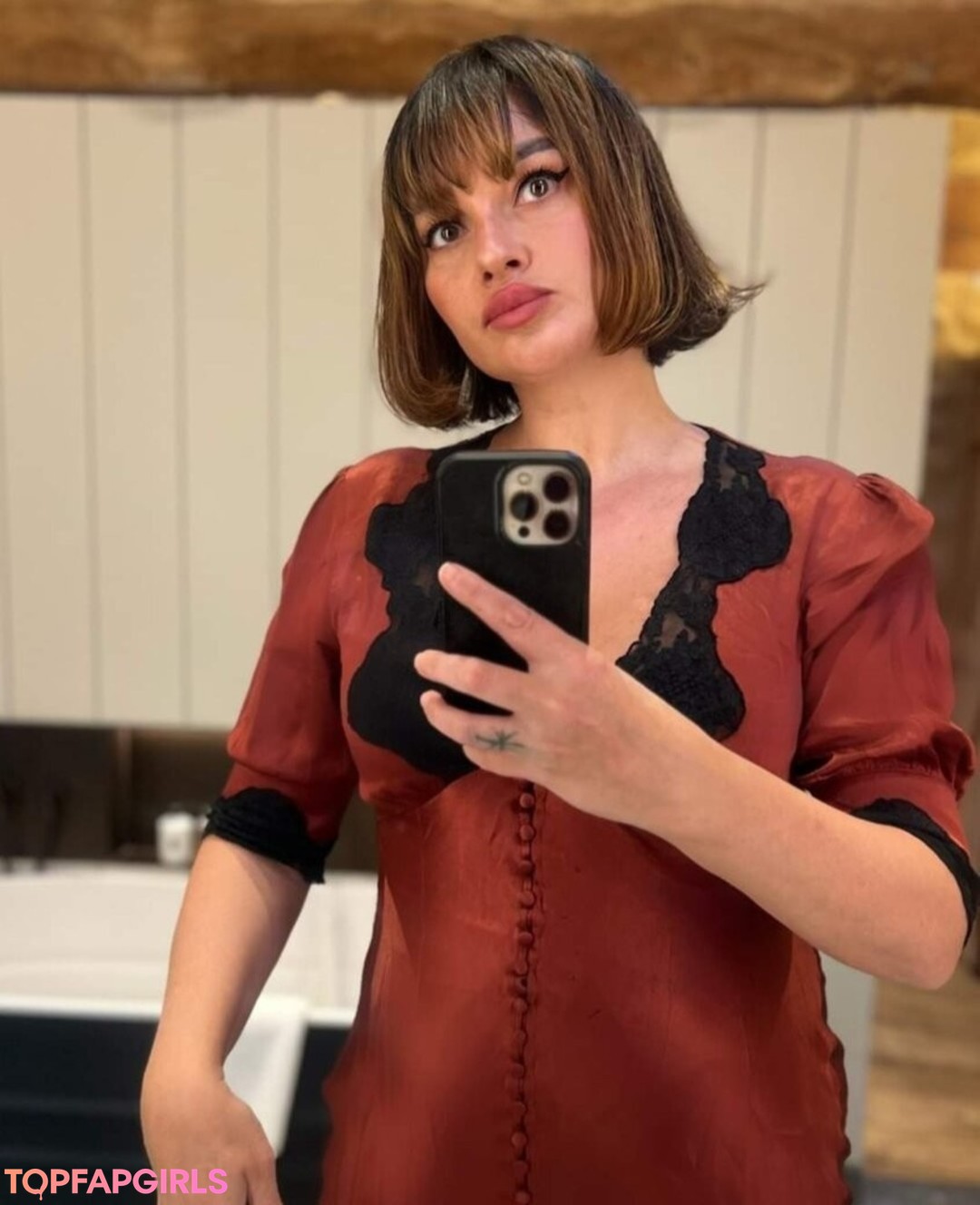 Gizzi Erskine star beautiful galleries
