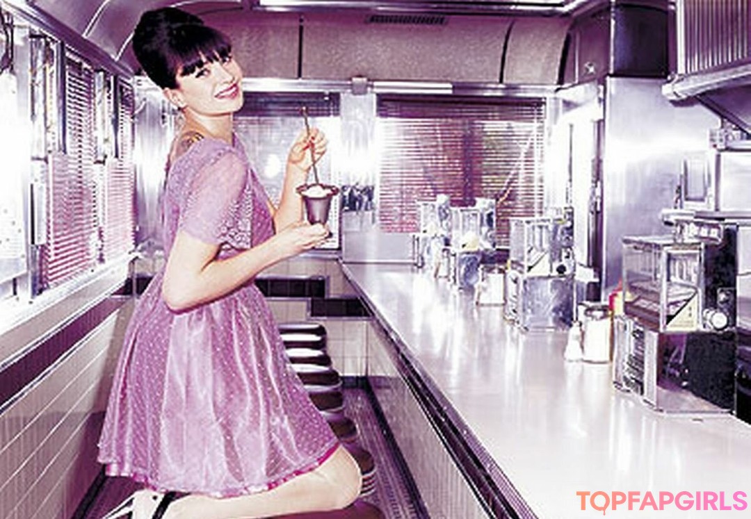 Gizzi Erskine nude model image