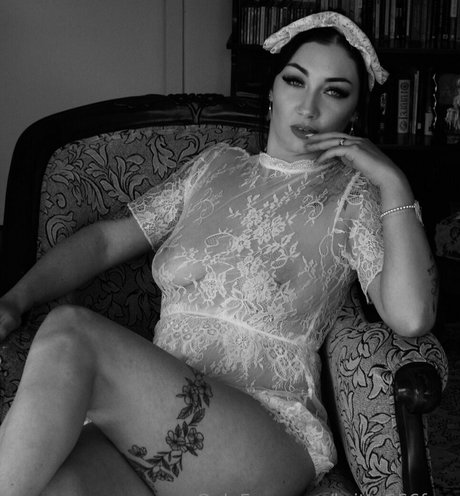 aussiebabebritta naked model picture