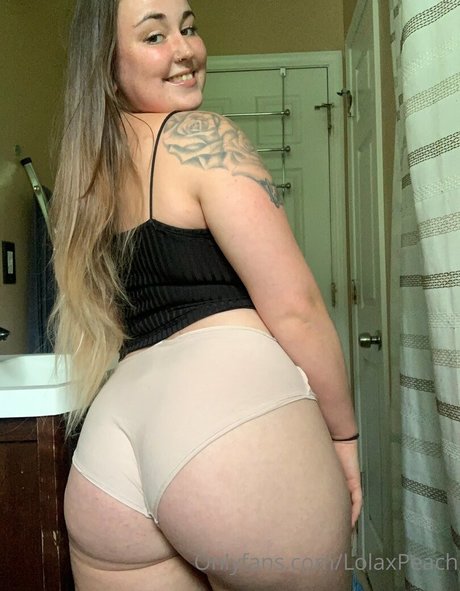 LolaxPeach xxx model pics