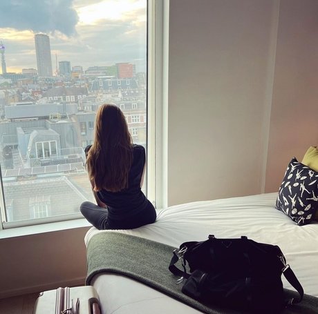 Una Healy pretty pornstar photo