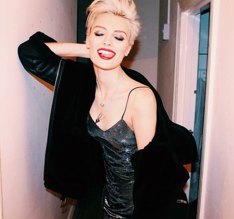 Wallis Day nice model image