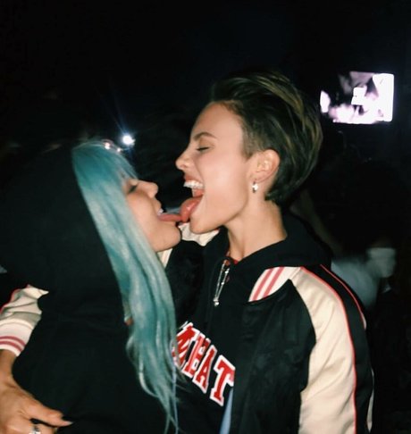 Wallis Day star naked img