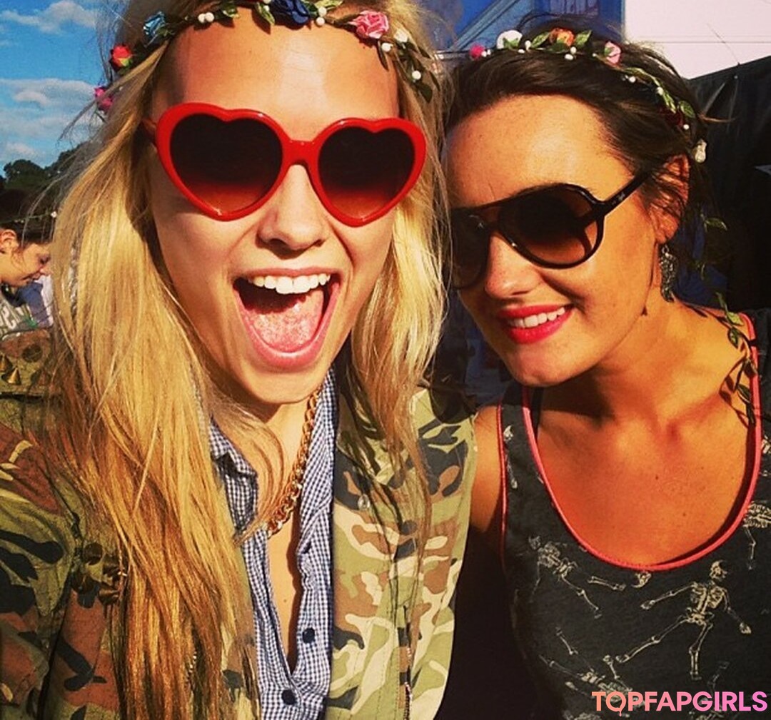Wallis Day porn model galleries